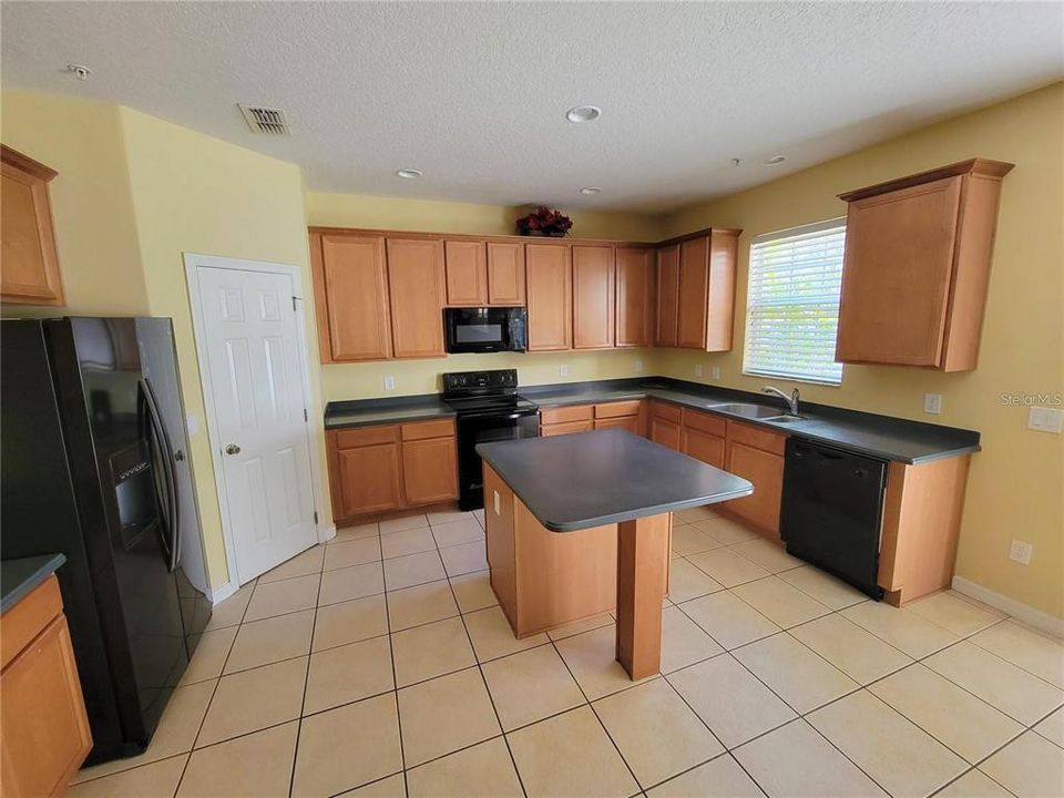 В аренду: $2,895 (3 спален, 2 ванн, 2810 Квадратных фут)