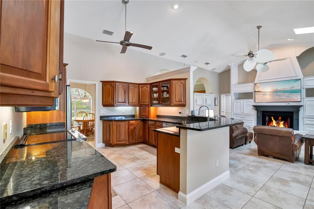 Activo con contrato: $825,000 (4 camas, 3 baños, 2650 Pies cuadrados)