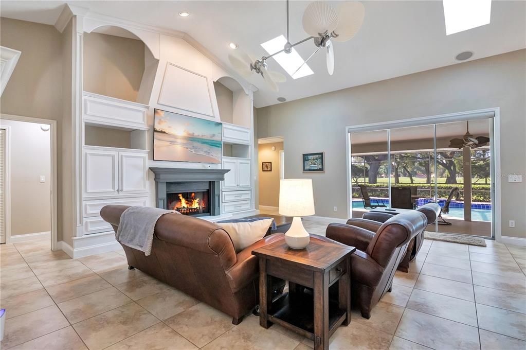 Activo con contrato: $825,000 (4 camas, 3 baños, 2650 Pies cuadrados)