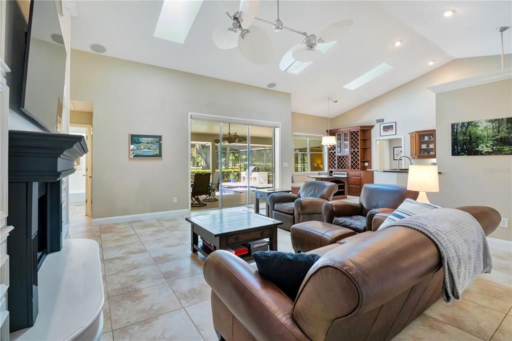 Activo con contrato: $825,000 (4 camas, 3 baños, 2650 Pies cuadrados)