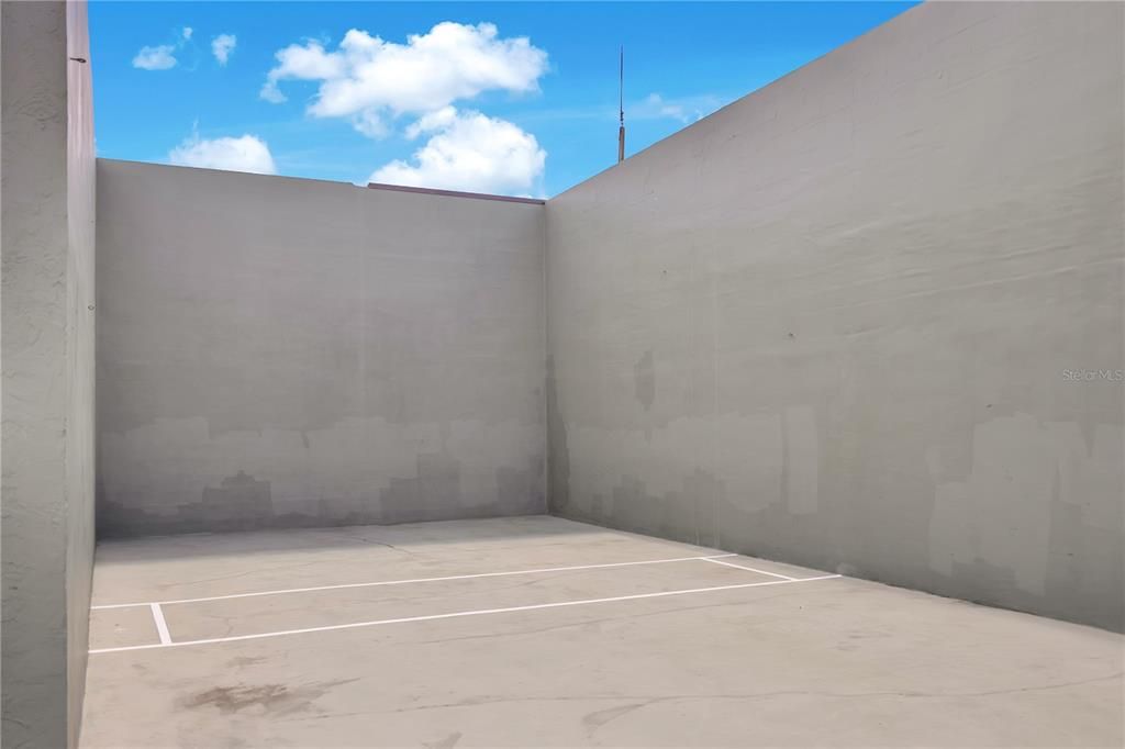 Activo con contrato: $825,000 (4 camas, 3 baños, 2650 Pies cuadrados)