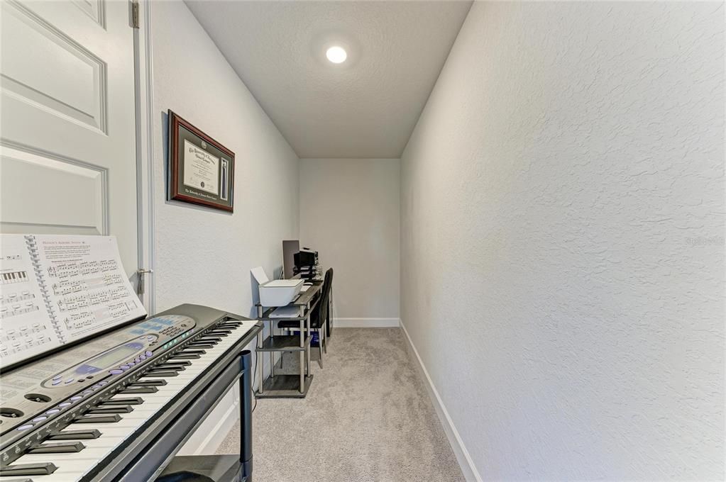 For Sale: $500,000 (5 beds, 3 baths, 2705 Square Feet)