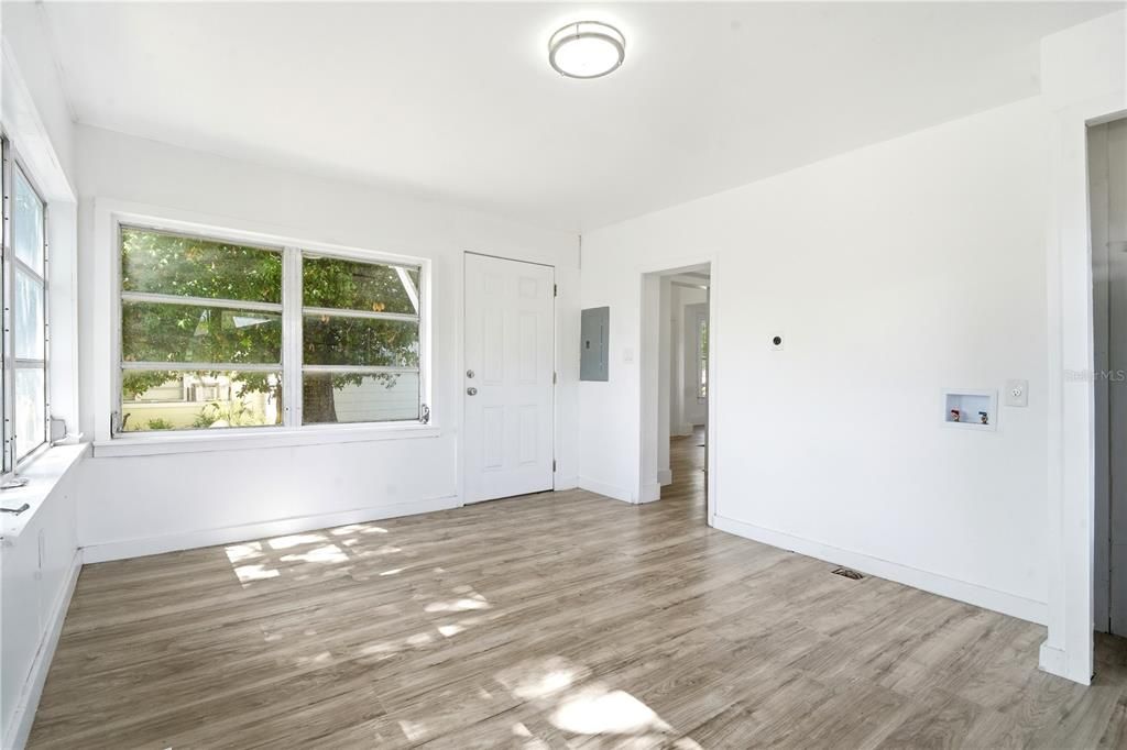 For Sale: $299,000 (2 beds, 1 baths, 1095 Square Feet)
