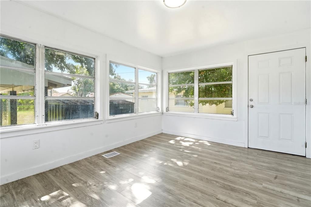For Sale: $299,000 (2 beds, 1 baths, 1095 Square Feet)