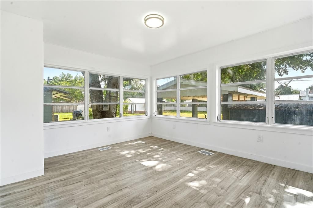 For Sale: $299,000 (2 beds, 1 baths, 1095 Square Feet)