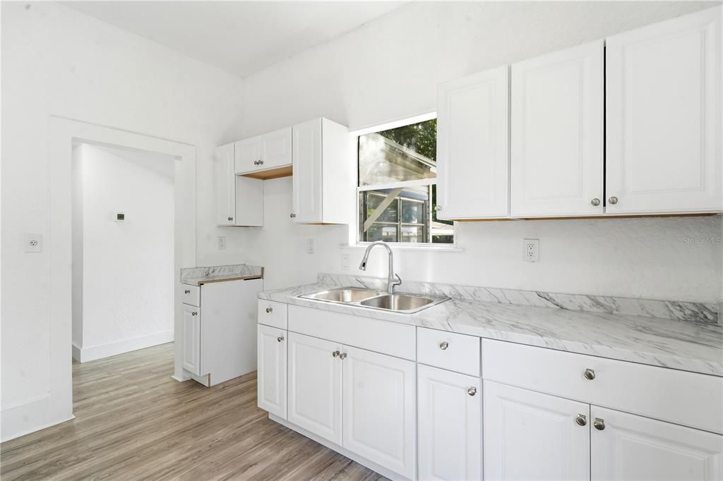 For Sale: $299,000 (2 beds, 1 baths, 1095 Square Feet)