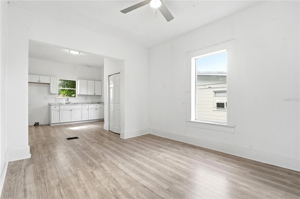 For Sale: $299,000 (2 beds, 1 baths, 1095 Square Feet)