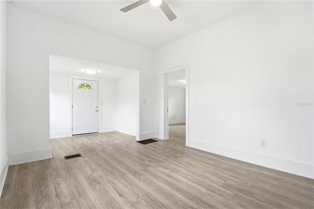 For Sale: $299,000 (2 beds, 1 baths, 1095 Square Feet)