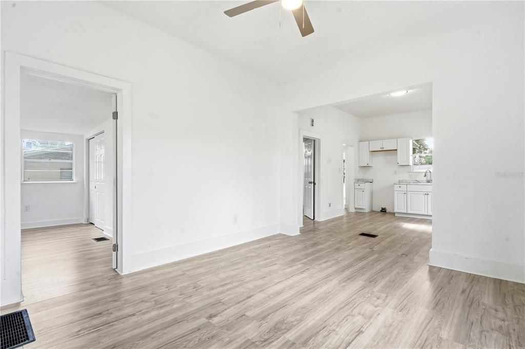 For Sale: $299,000 (2 beds, 1 baths, 1095 Square Feet)