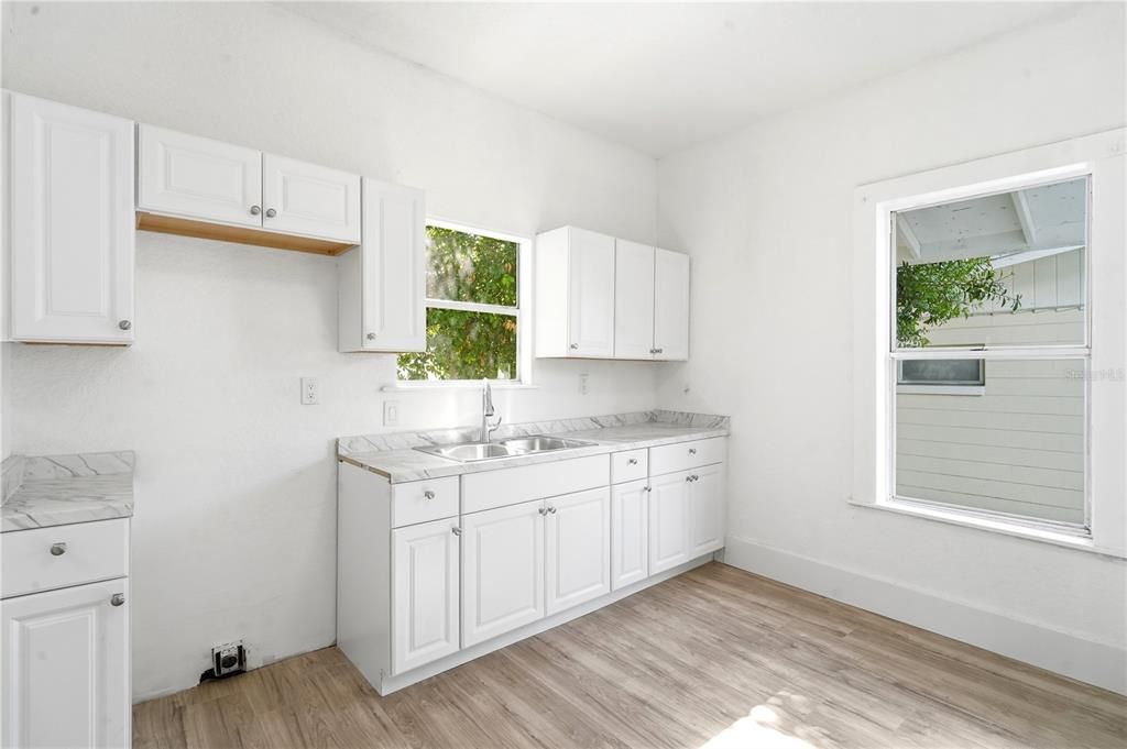 For Sale: $299,000 (2 beds, 1 baths, 1095 Square Feet)