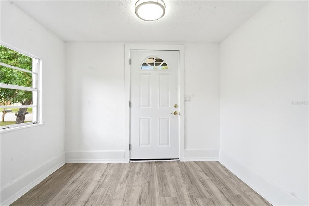 For Sale: $299,000 (2 beds, 1 baths, 1095 Square Feet)
