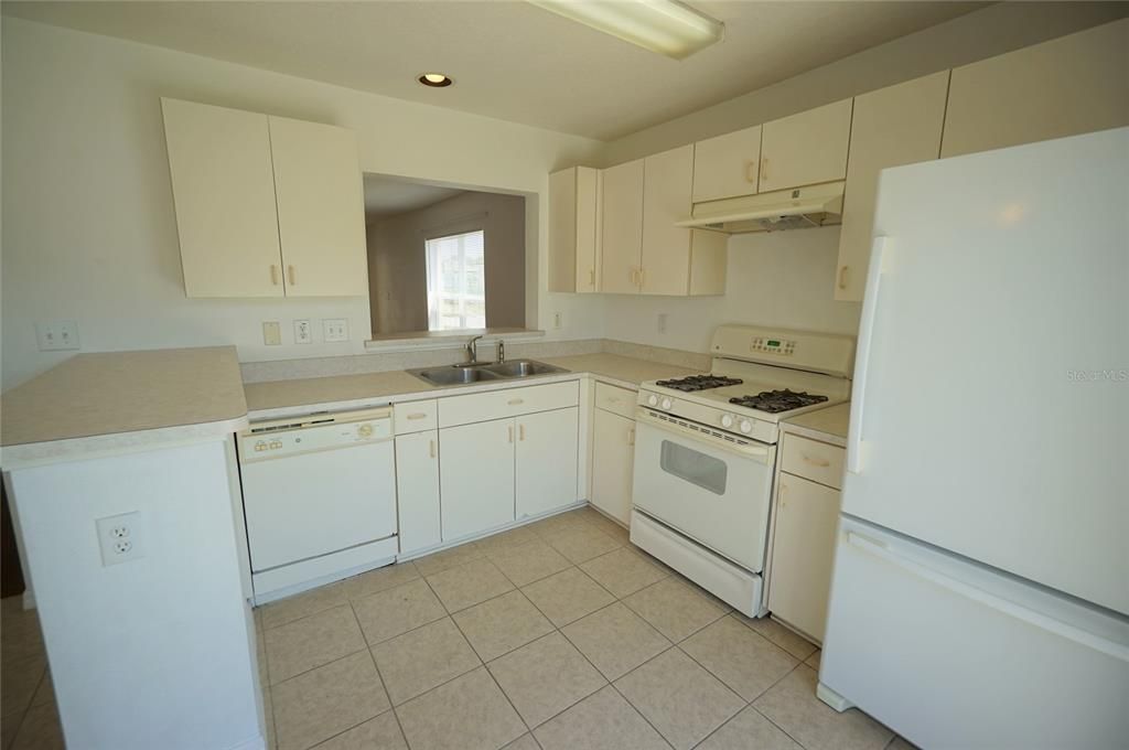 В аренду: $2,300 (4 спален, 2 ванн, 1445 Квадратных фут)