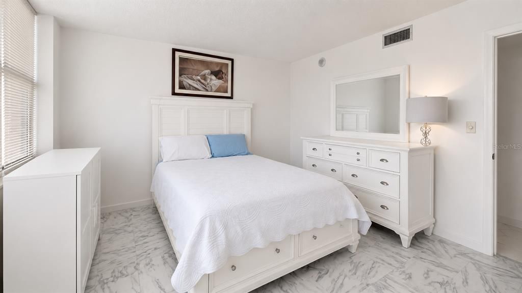 For Sale: $299,999 (2 beds, 2 baths, 1304 Square Feet)