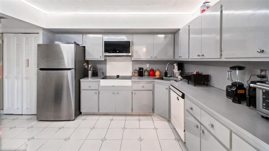 For Sale: $299,999 (2 beds, 2 baths, 1304 Square Feet)