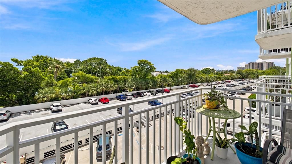 For Sale: $299,999 (2 beds, 2 baths, 1304 Square Feet)