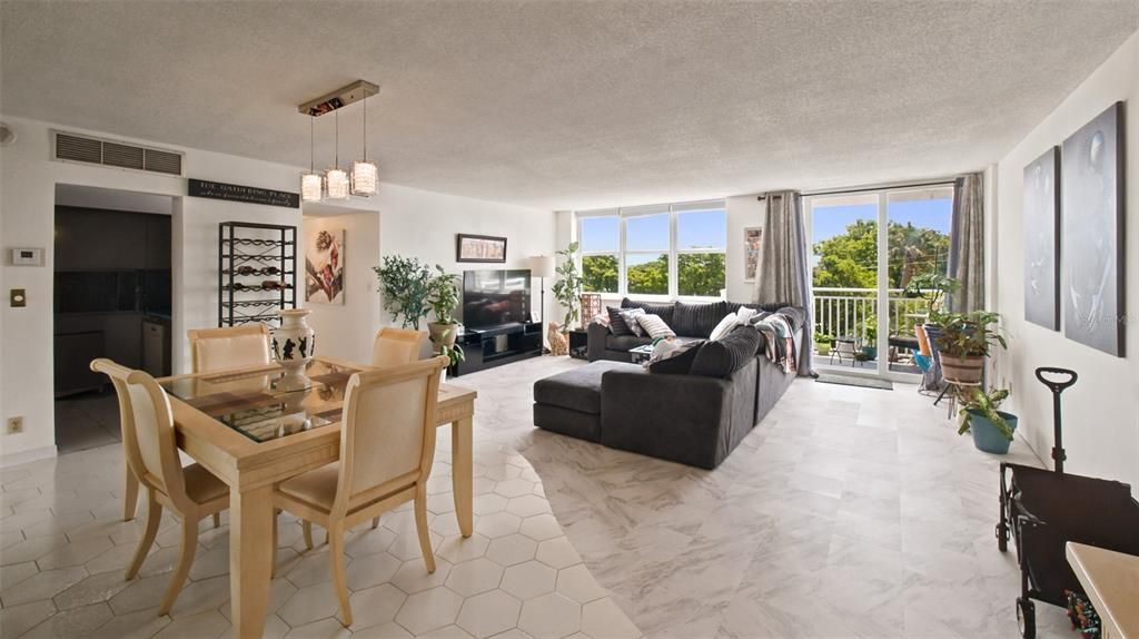 For Sale: $299,999 (2 beds, 2 baths, 1304 Square Feet)
