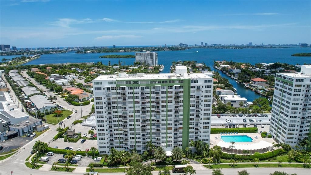 For Sale: $299,999 (2 beds, 2 baths, 1304 Square Feet)