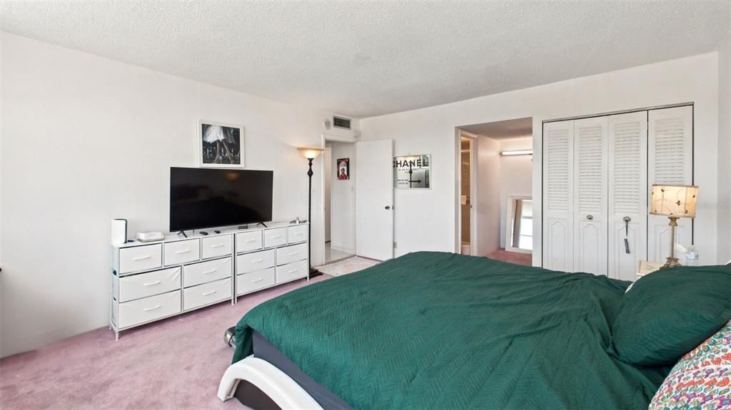 For Sale: $299,999 (2 beds, 2 baths, 1304 Square Feet)