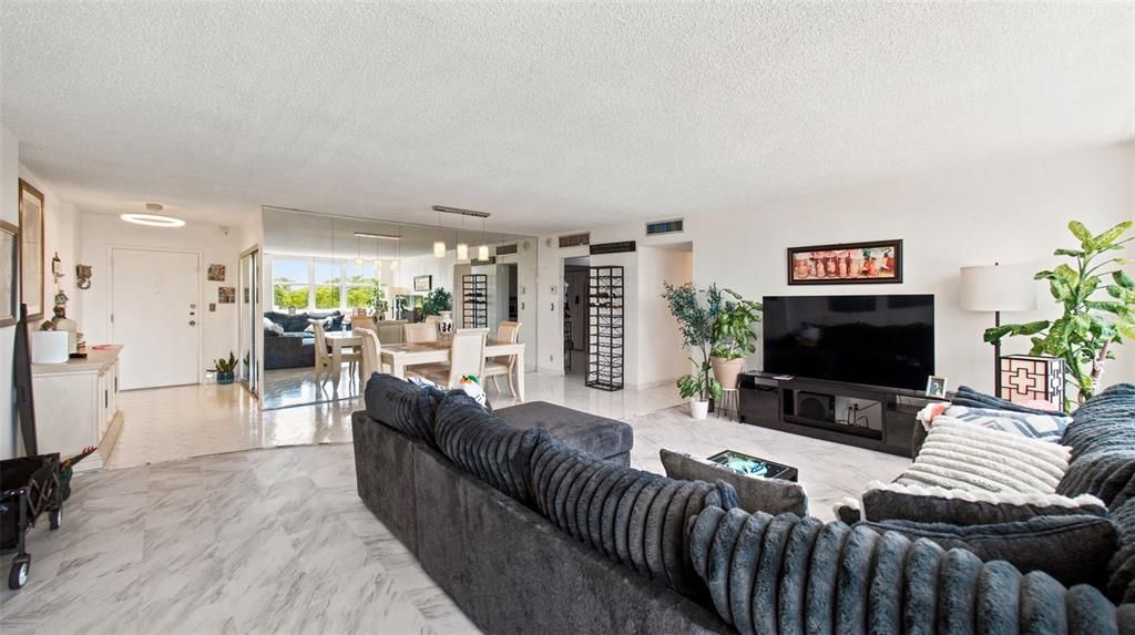 For Sale: $299,999 (2 beds, 2 baths, 1304 Square Feet)