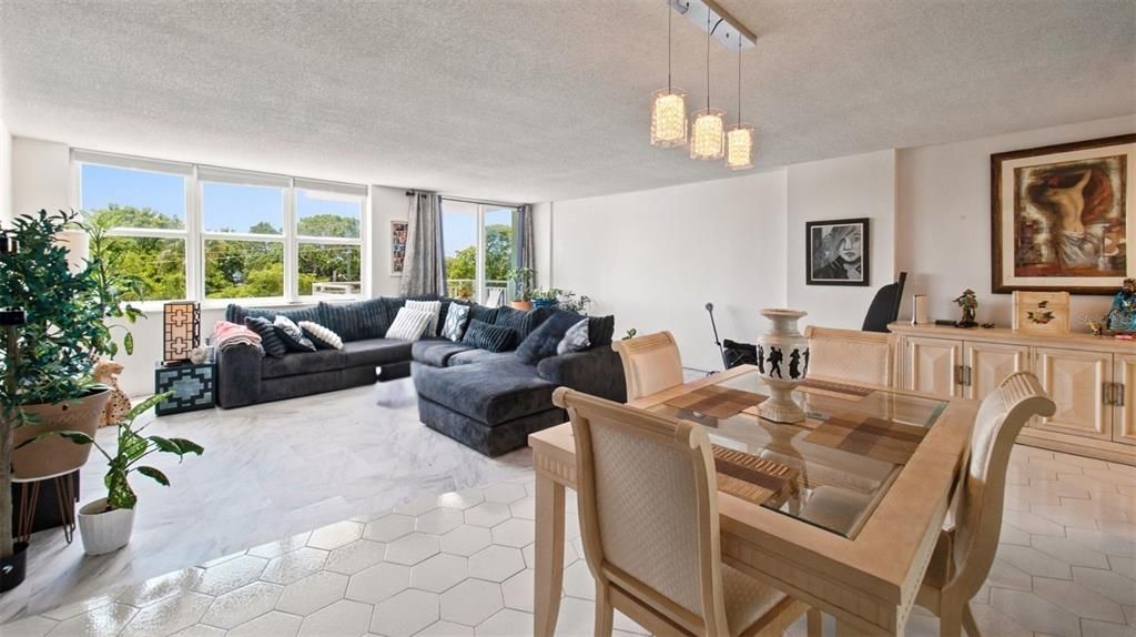 For Sale: $299,999 (2 beds, 2 baths, 1304 Square Feet)