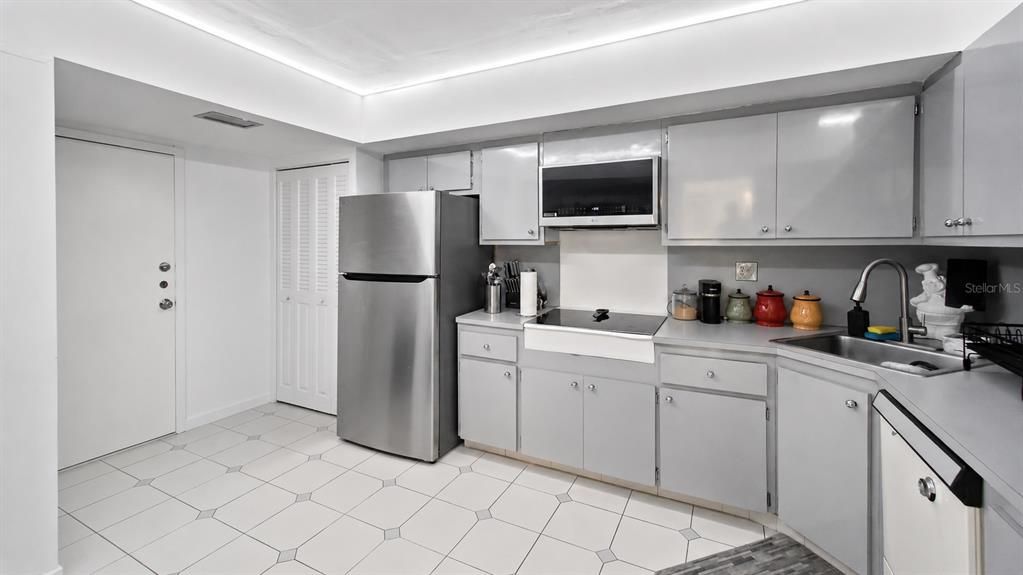 For Sale: $299,999 (2 beds, 2 baths, 1304 Square Feet)