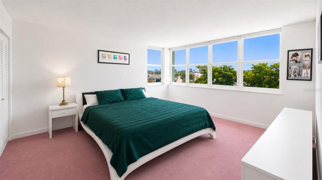 For Sale: $299,999 (2 beds, 2 baths, 1304 Square Feet)