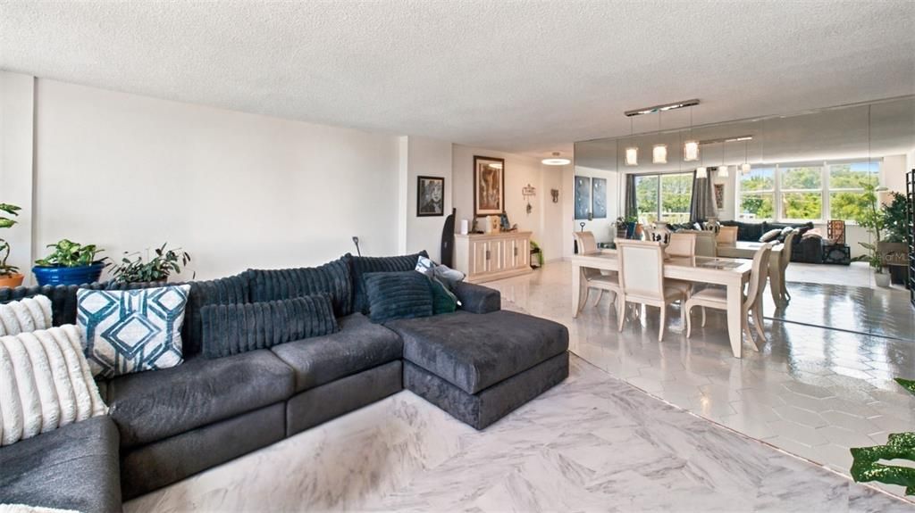 For Sale: $299,999 (2 beds, 2 baths, 1304 Square Feet)