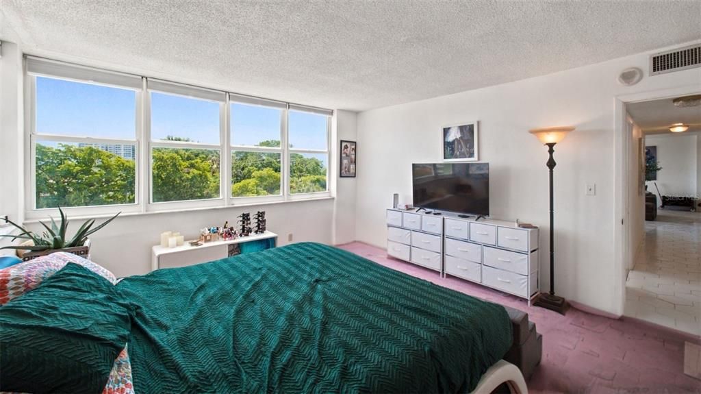 For Sale: $299,999 (2 beds, 2 baths, 1304 Square Feet)