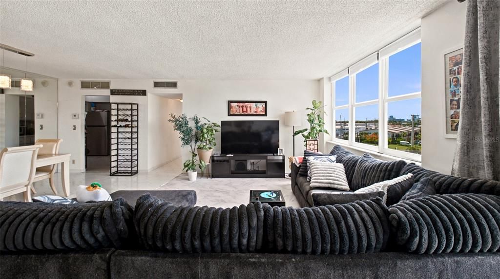 For Sale: $299,999 (2 beds, 2 baths, 1304 Square Feet)