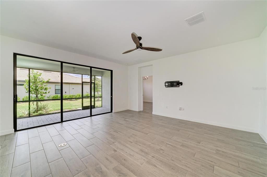 En Venta: $640,000 (3 camas, 3 baños, 2202 Pies cuadrados)
