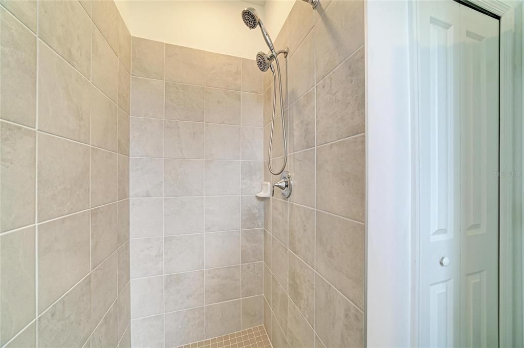 En Venta: $640,000 (3 camas, 3 baños, 2202 Pies cuadrados)