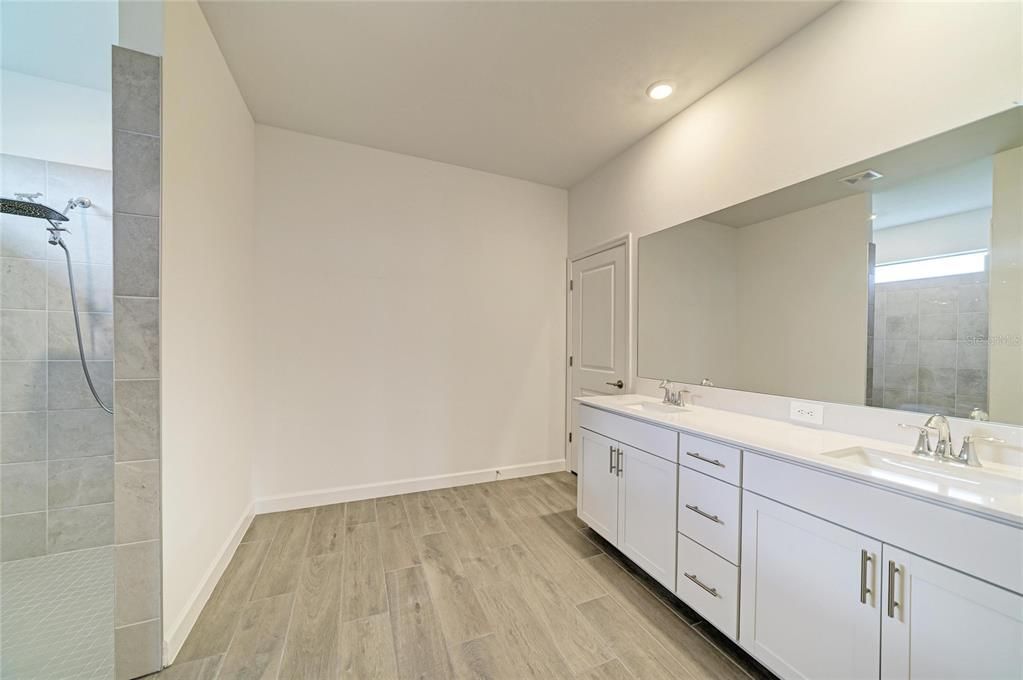 En Venta: $640,000 (3 camas, 3 baños, 2202 Pies cuadrados)