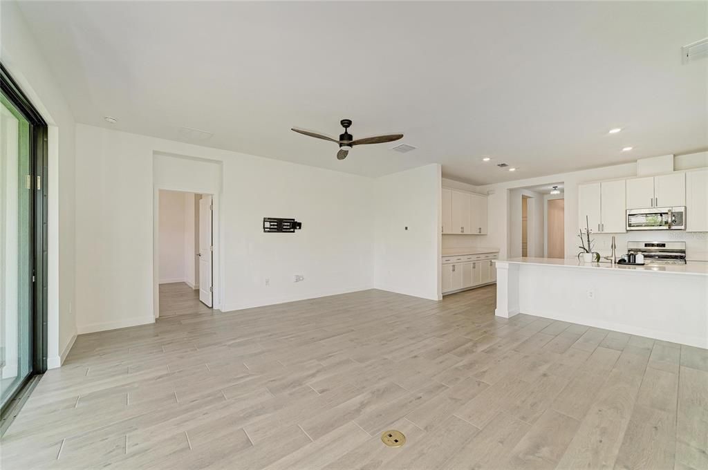En Venta: $640,000 (3 camas, 3 baños, 2202 Pies cuadrados)
