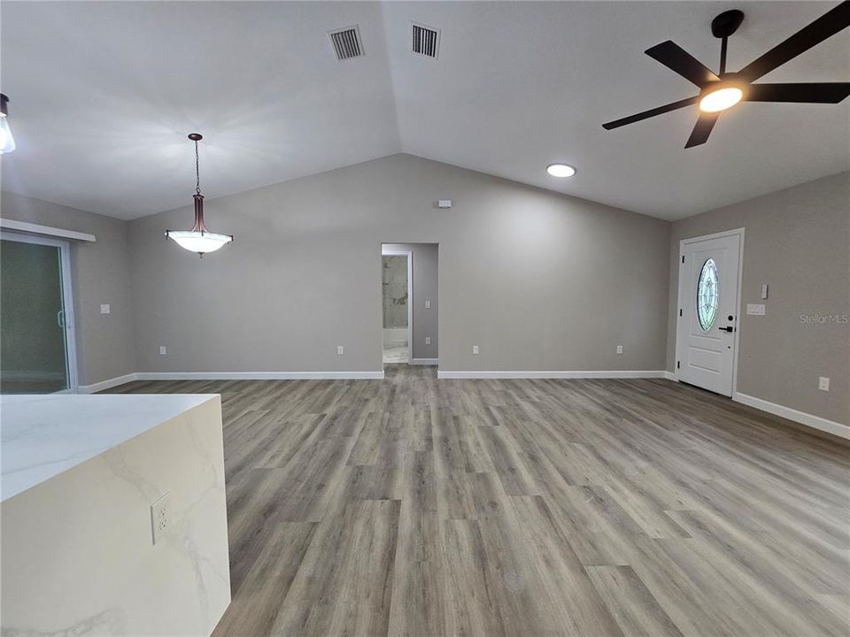 En Venta: $290,000 (4 camas, 2 baños, 1627 Pies cuadrados)