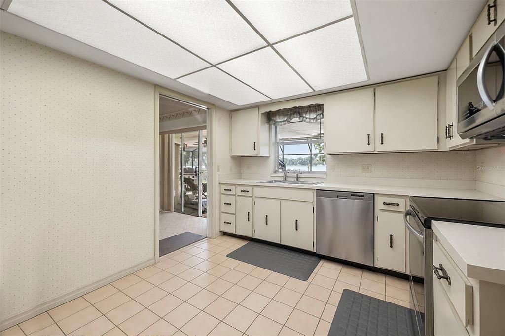 For Sale: $550,000 (4 beds, 2 baths, 1872 Square Feet)