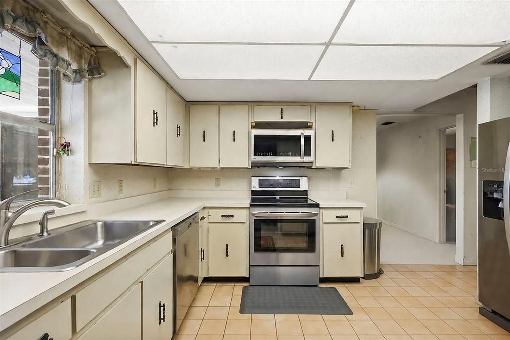 For Sale: $550,000 (4 beds, 2 baths, 1872 Square Feet)
