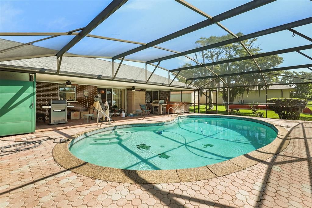 For Sale: $550,000 (4 beds, 2 baths, 1872 Square Feet)
