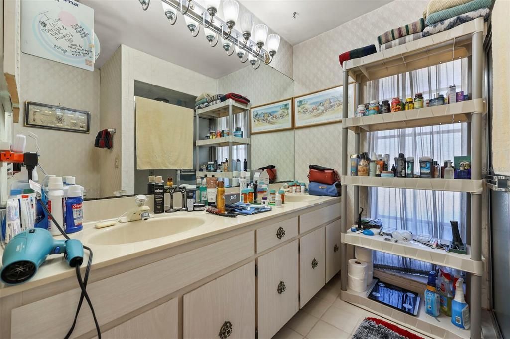 For Sale: $550,000 (4 beds, 2 baths, 1872 Square Feet)