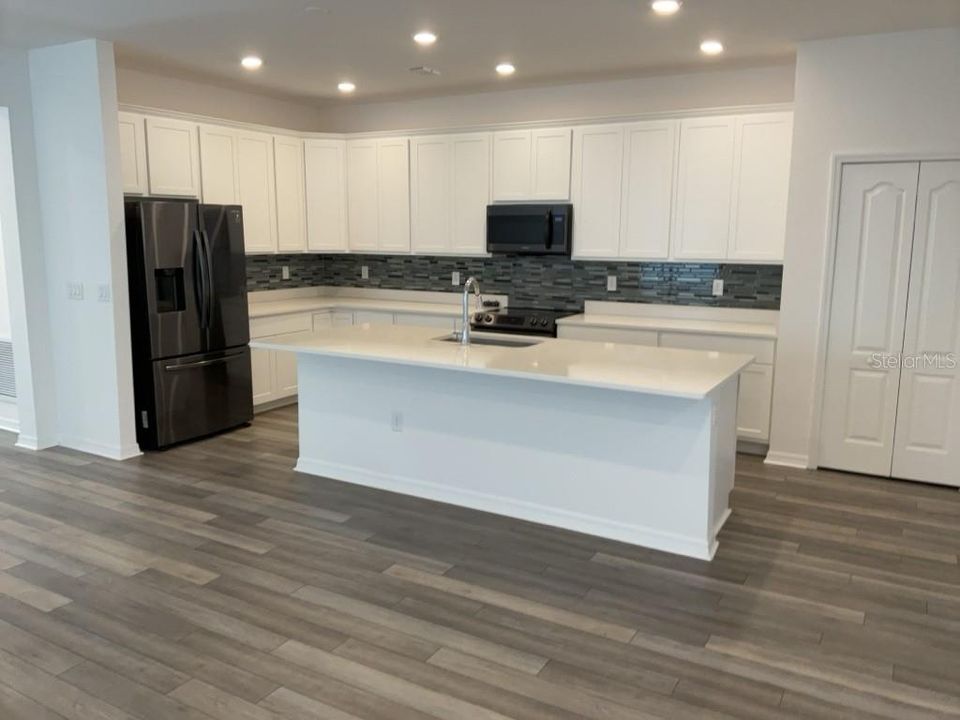En Venta: $394,500 (4 camas, 3 baños, 2151 Pies cuadrados)