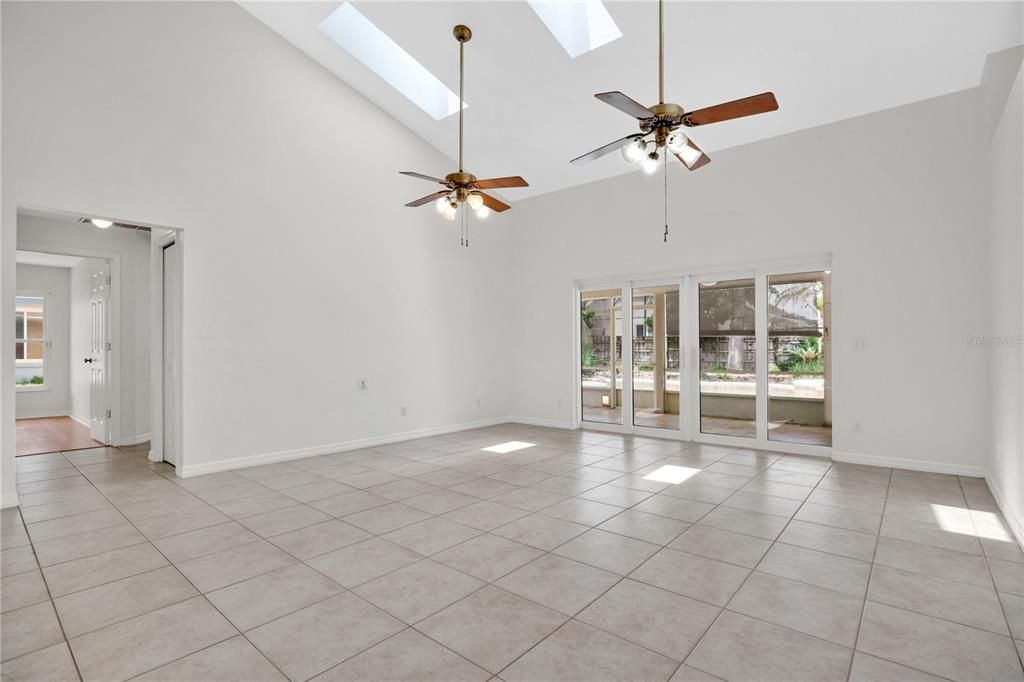 En Venta: $599,900 (4 camas, 4 baños, 2405 Pies cuadrados)