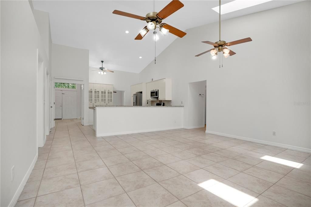 En Venta: $599,900 (4 camas, 4 baños, 2405 Pies cuadrados)