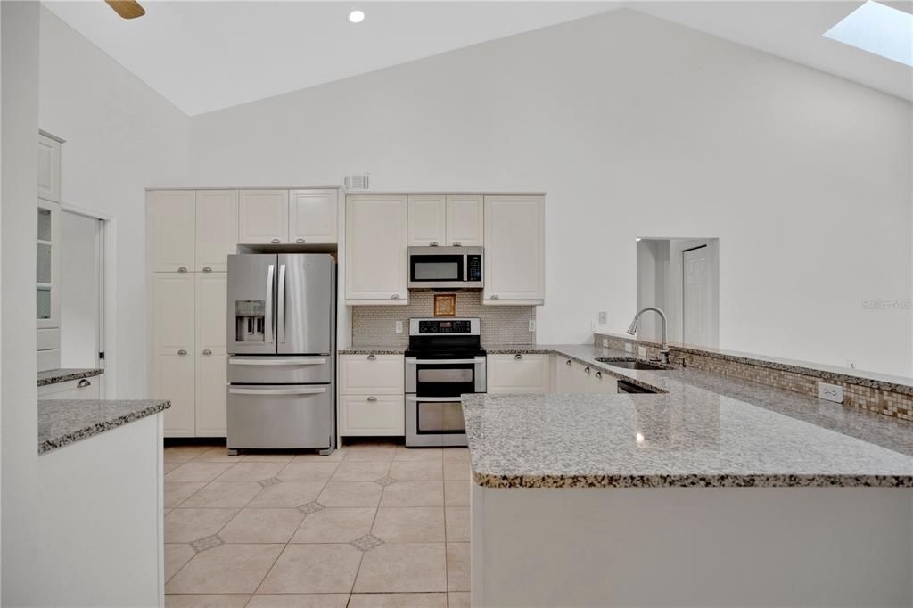 En Venta: $599,900 (4 camas, 4 baños, 2405 Pies cuadrados)