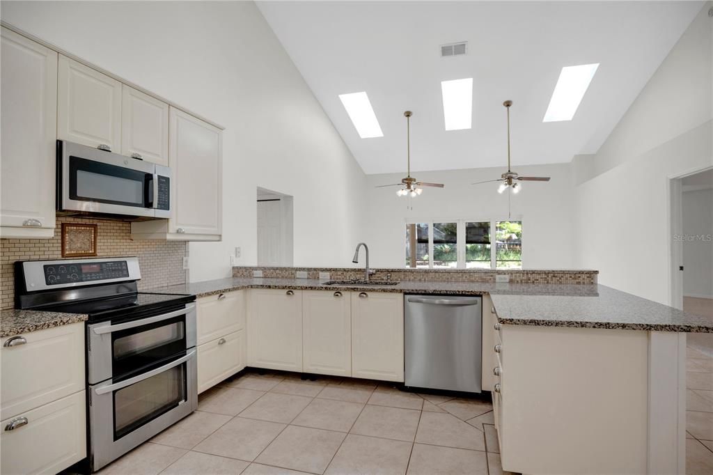 En Venta: $599,900 (4 camas, 4 baños, 2405 Pies cuadrados)