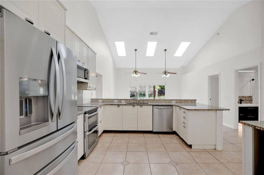 En Venta: $599,900 (4 camas, 4 baños, 2405 Pies cuadrados)