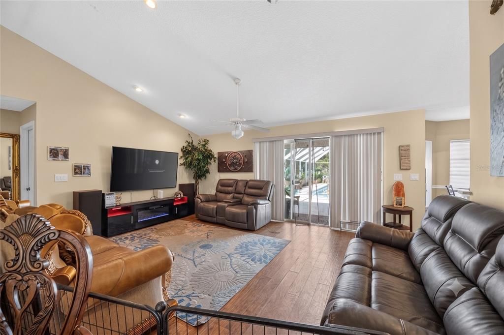 En Venta: $590,000 (4 camas, 4 baños, 2268 Pies cuadrados)