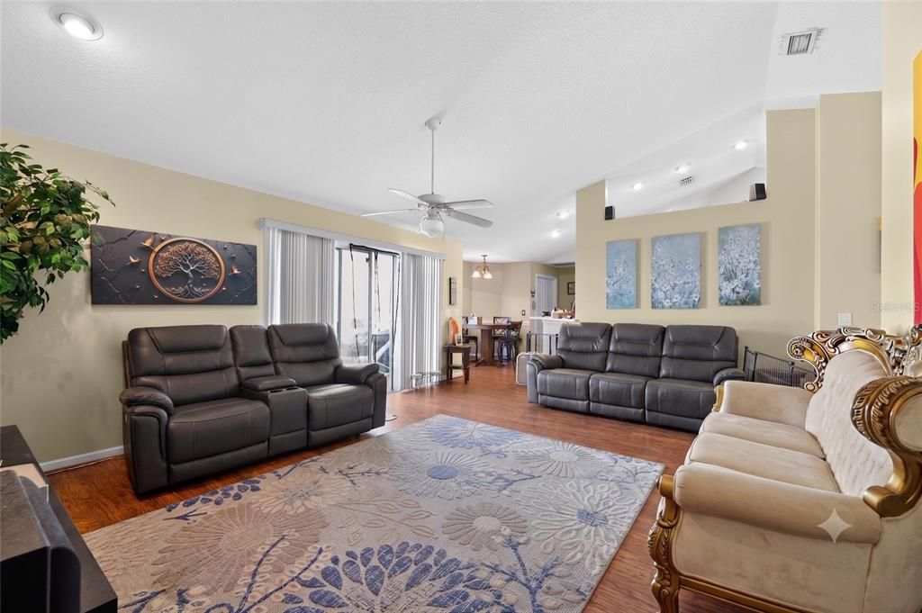 En Venta: $590,000 (4 camas, 4 baños, 2268 Pies cuadrados)