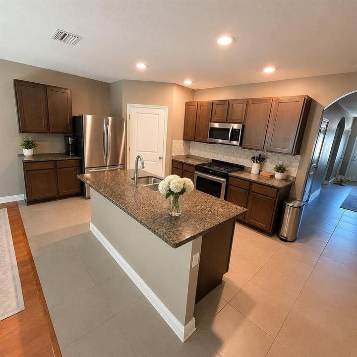 На продажу: $365,000 (4 спален, 2 ванн, 1846 Квадратных фут)
