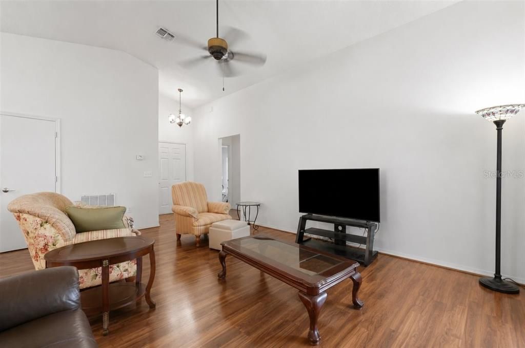 For Sale: $250,000 (3 beds, 2 baths, 1252 Square Feet)