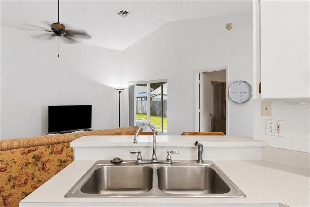 For Sale: $250,000 (3 beds, 2 baths, 1252 Square Feet)