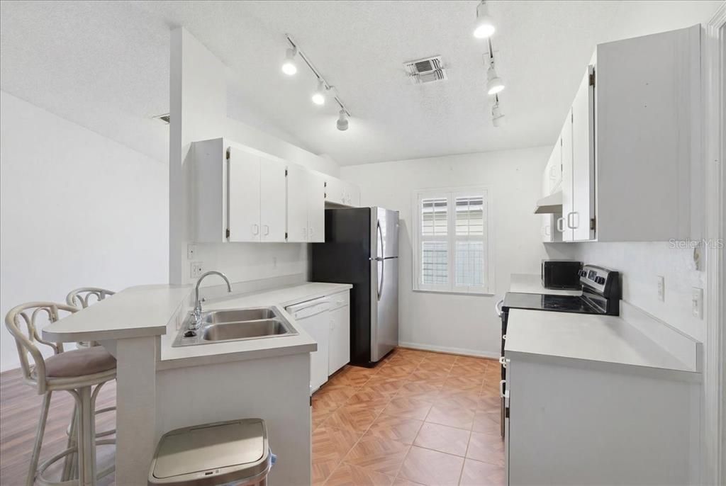 For Sale: $250,000 (3 beds, 2 baths, 1252 Square Feet)